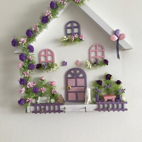 Dekoratif Ev Anahtarlık Askılığı – Mor & Pembe Çiçekli Duvar Organizeri – Hartopia